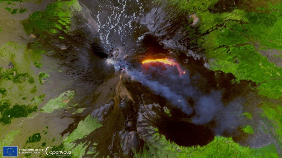 Kao što pokazuje satelitski snimak, vulkan Etna i dalje izbacuje lavu.